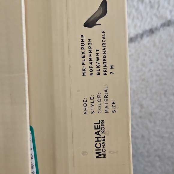 Michael Kors Dorothy Flex Black and White Calf Hair Houndstooth Pumps, Size 7 - Picture 6 of 6